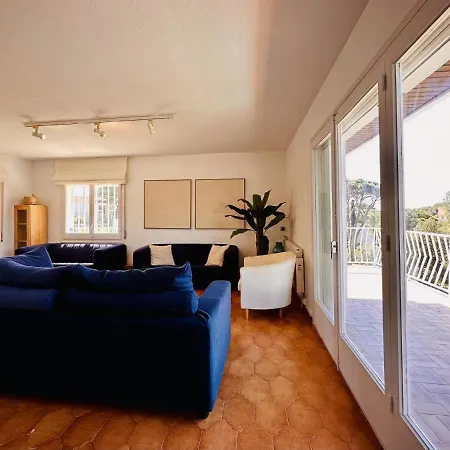 Moana Costabravasi *